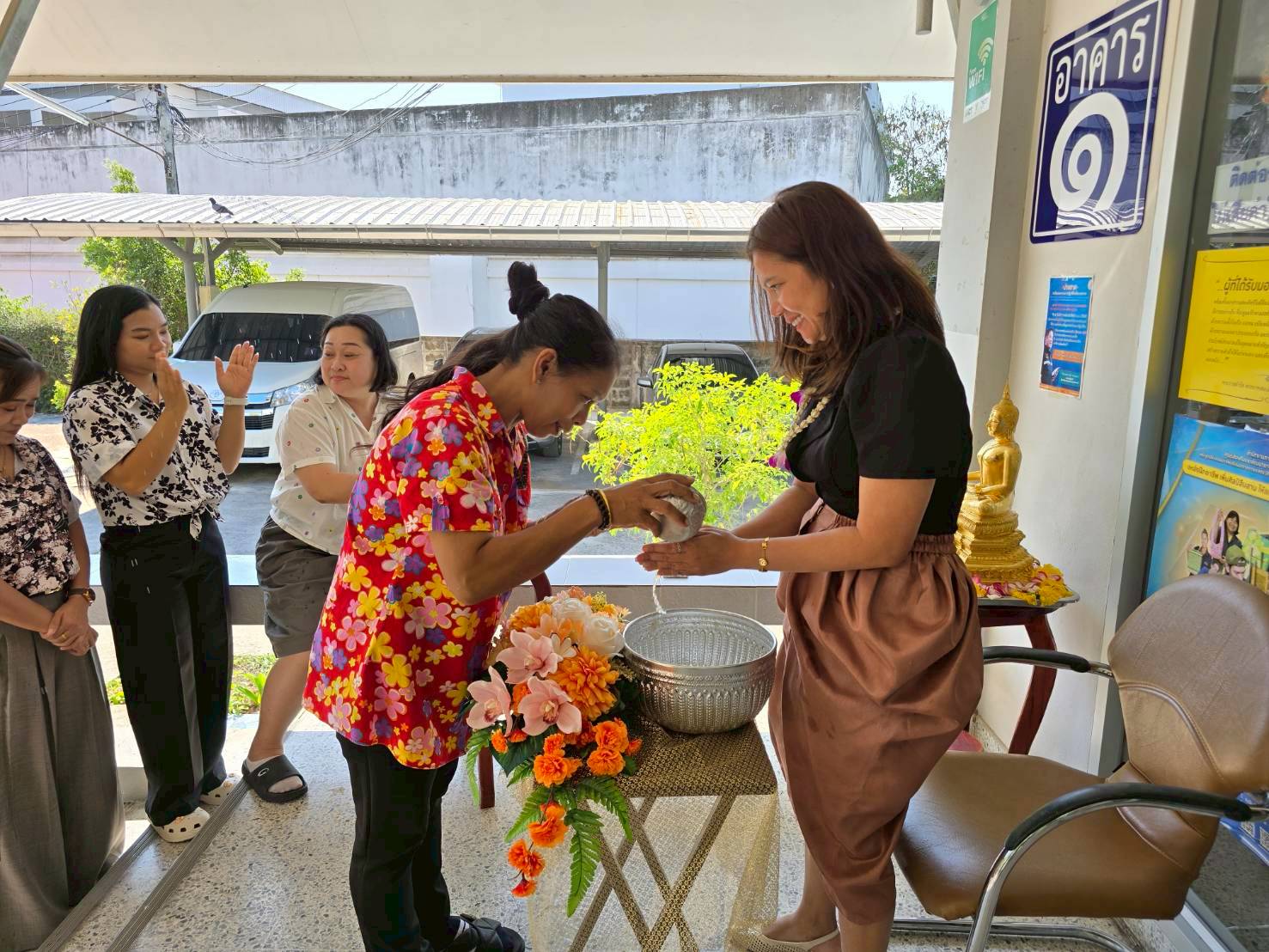 title - สำนักงานการปฏิรูปที่ดินจังหวัดเพชรบุรี ร่วมสืบสานวัฒนธรรม ประเพณีวันสงกรานต์ สรงน้ำพระและ รดน้ำขอพรปฏิรูปที่ดินจังหวัดเพชรบุรี